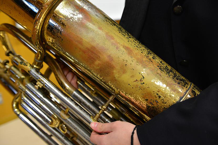 B♭チューバ ロータリー式】へこみやキズが激しいチューバ。新入生を 
