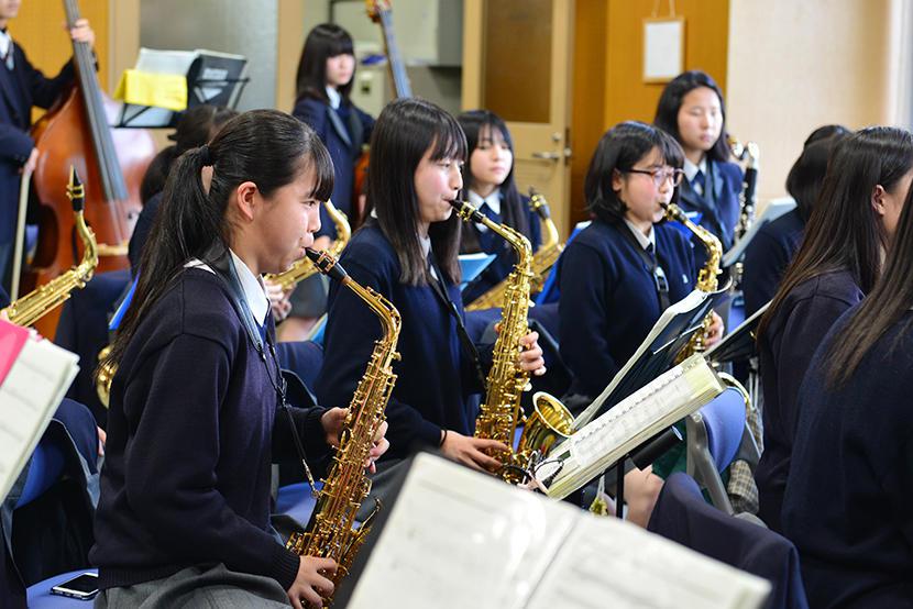 心待ちにしていた新一年生に吹いてもらうアルトサックスが古くてとても申し訳なくて...