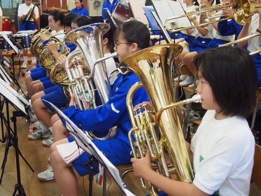 吹ける状態のユーフォニアムは学校に2台だけ。しかも1台はピストンのネジ山がつぶれ、吹いているとすぐに外れてしまう始末...