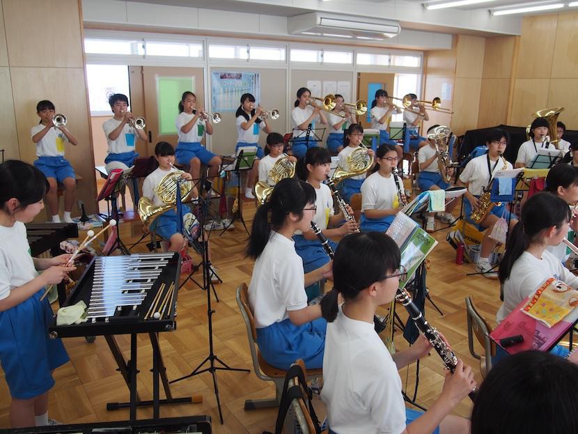 学校のクラリネットはプラスチック管のものばかり。なかなか深みのある音が出なくて...