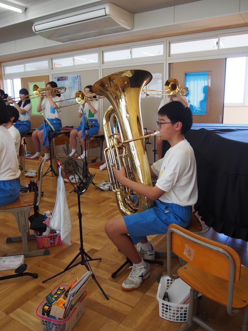 動きの悪いピストンと、ベコベコの管体...。良い楽器で思うように吹ければ、低音パートとしてバンド全体を支えられるのに...。
