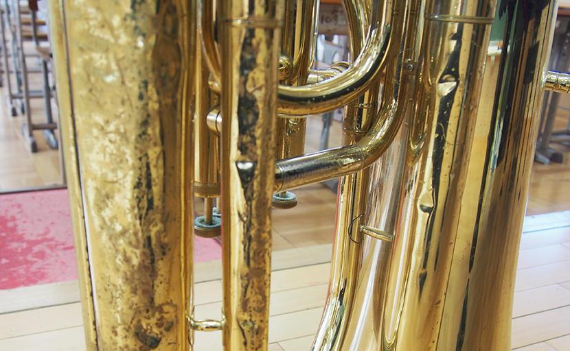 動きの悪いピストンと、ベコベコの管体...。良い楽器で思うように吹ければ、低音パートとしてバンド全体を支えられるのに...。