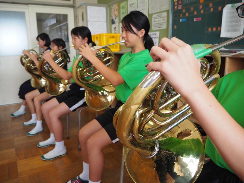 劣化がひどいホルン。へこみや穴がたくさんあり、ガムテープで応急処置をしています。