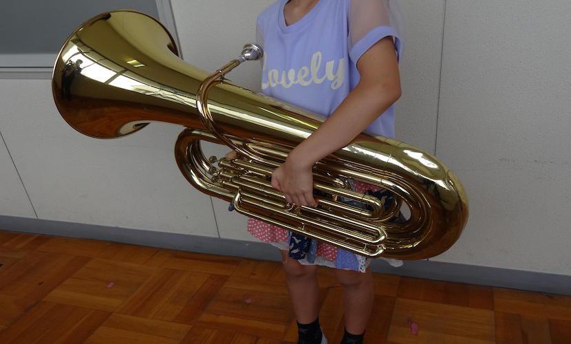 小学生による金管バンド 重さに負けず演奏しているチューバがへこみや傷だらけ 寄附きぼう楽器 楽器寄附ふるさと納税