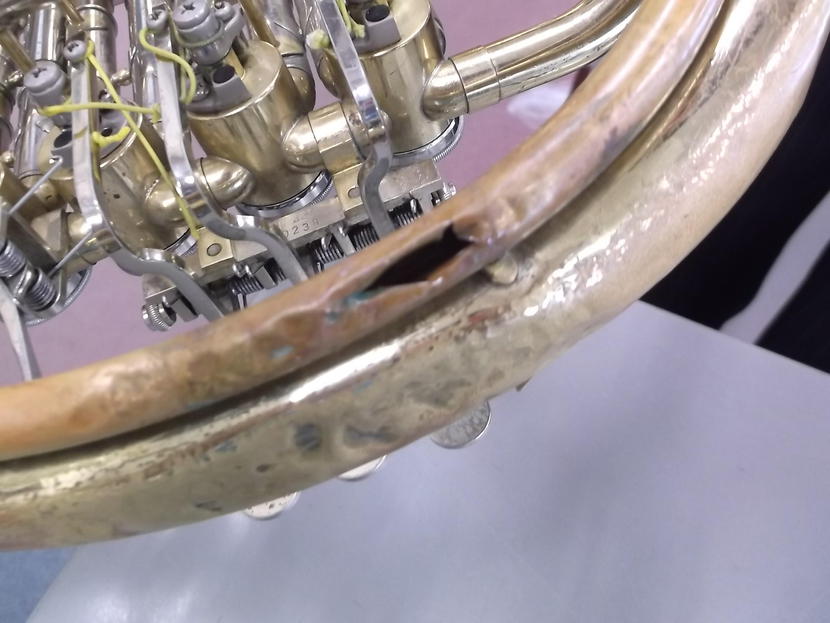 長年の使用で穴が開いてしまったホルン。いい音が鳴らせず練習の成果が発揮できないので悲しいです...