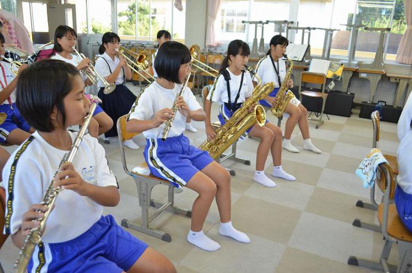 テナーサックスが1本もありません...他の楽器でテナーのメロディーをサポートしています