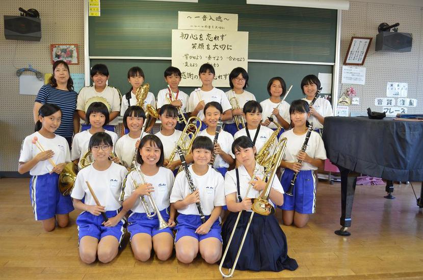 古くなったトランペットはピストンが動きません。本数が少ないので吹くのをあきらめている子もいます...
