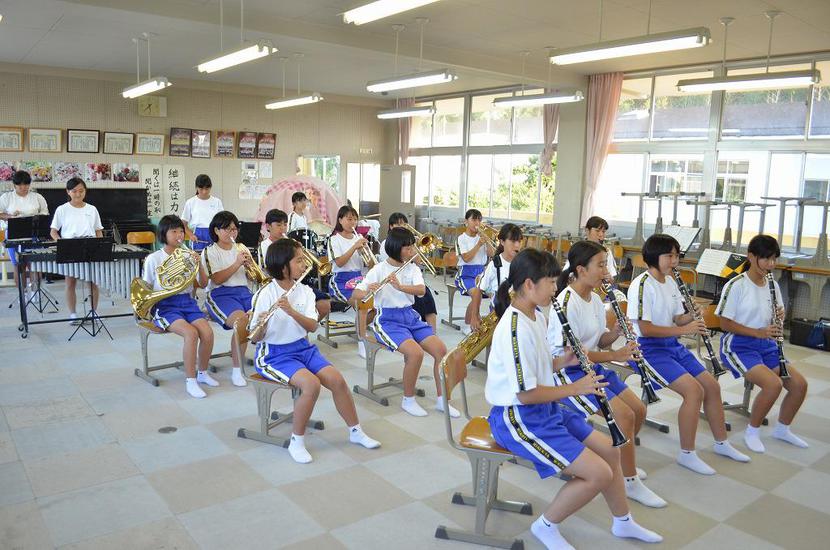 借りていたものを傷つけてしまい、大変申し訳ないことに...リズムの要であるコンガと一緒にたくさんの曲を演奏したい