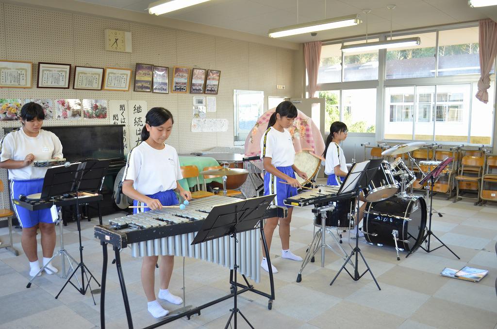 コンガを使った曲のたびに、近隣校から借用しなければいけません‥。