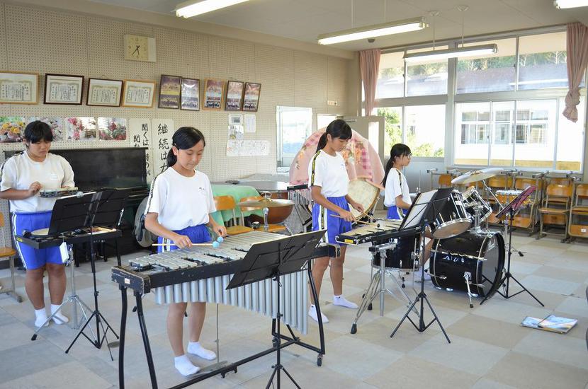コンガを使った曲のたびに、近隣校から借用しなければいけません‥。