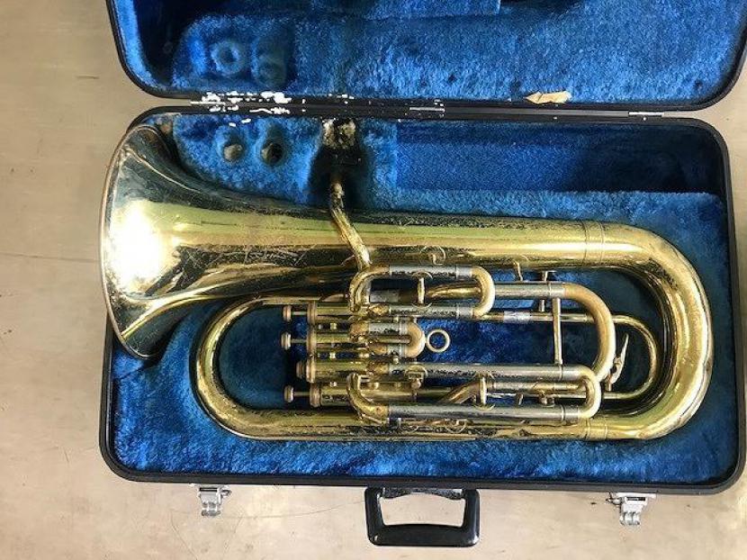 穴の空いたユーフォニアム‥。みんなと一緒に音楽を奏でたい!