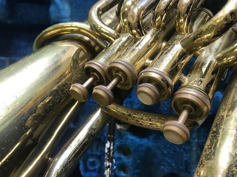 穴の空いたユーフォニアム‥。みんなと一緒に音楽を奏でたい!
