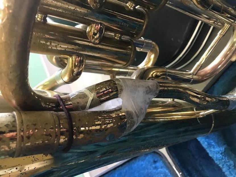 穴の空いたユーフォニアム‥。みんなと一緒に音楽を奏でたい!