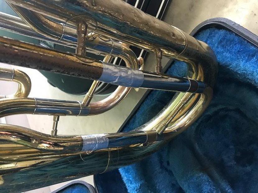 穴の空いたユーフォニアム‥。みんなと一緒に音楽を奏でたい!