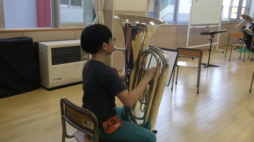 他校から借りているチューバ‥。自分たちの楽器で思いきり演奏したい!