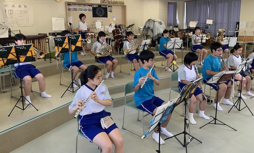 学校に1本しかないチューバ‥。後輩と一緒に演奏して教えてあげたいです。