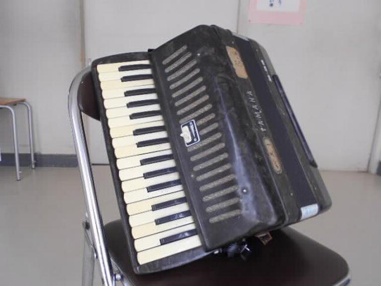 昭和の時代からのアコーディオンを使っていましたが・・・。
