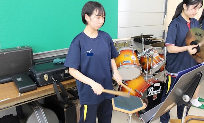 素敵なマーチを演奏したい!しかしマーチのリズムを刻むスネアドラムがありません‥。