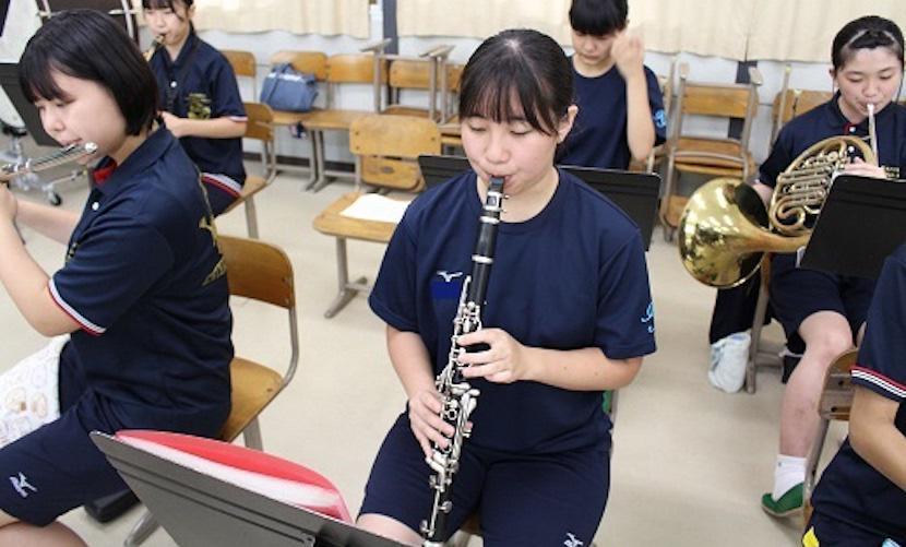 低音の芯を作るため、バスクラリネットの音色がどうしても必要です‥!