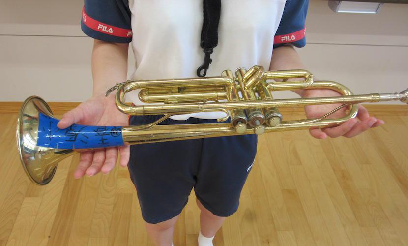 学校には壊れたトランペットしかありません‥。奏でたい曲があります。