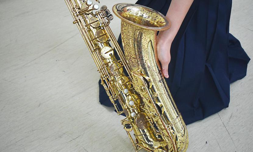 代々受け継がれてきたテナーサックス。メンテナンスを繰り返した楽器は思うように演奏できません。