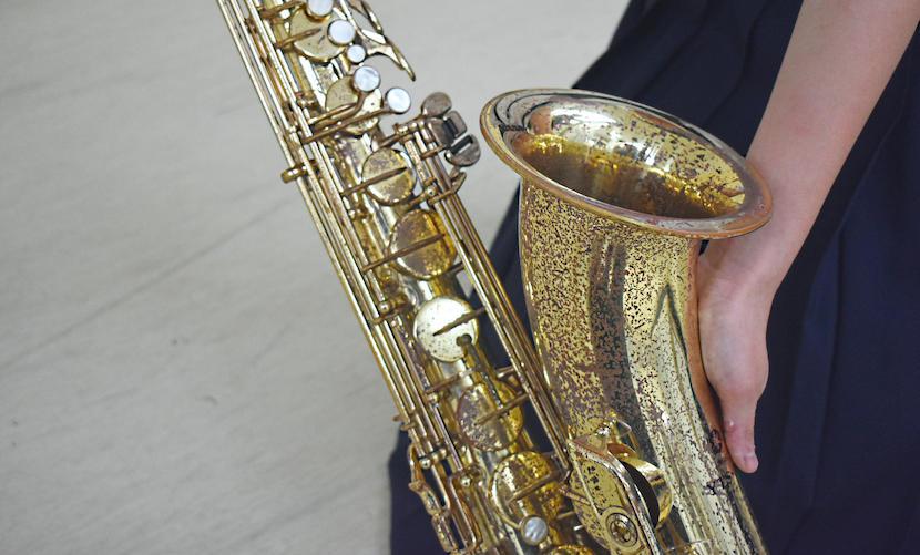 代々受け継がれてきたテナーサックス。メンテナンスを繰り返した楽器は思うように演奏できません。