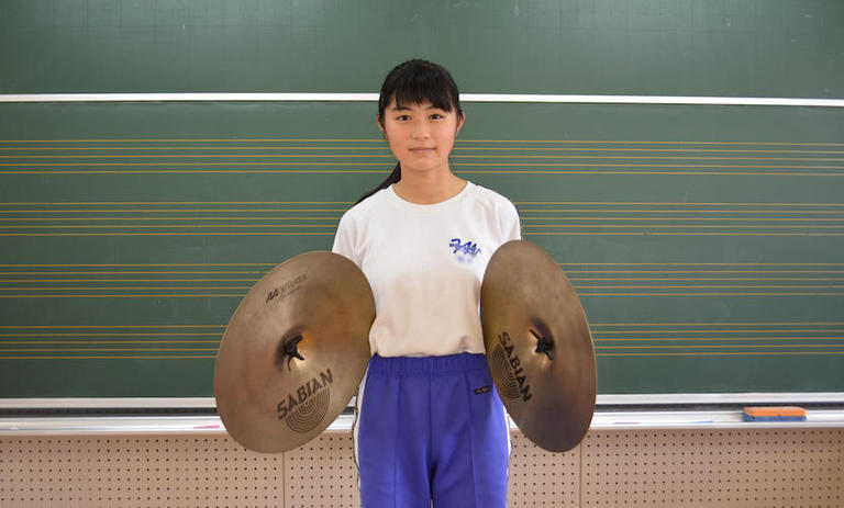 学校には小さなシンバルしかありません‥。１８インチのシンバルで美しい音色を響かせたい！