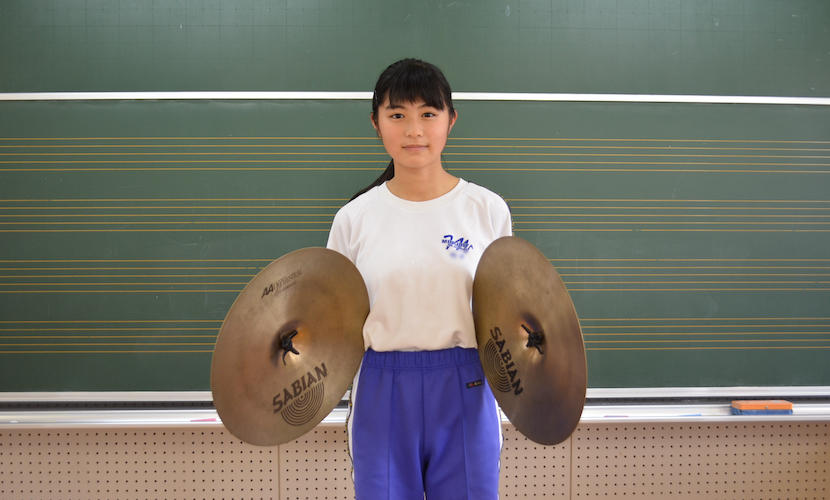 学校には小さなシンバルしかありません‥。１８インチのシンバルで美しい音色を響かせたい！