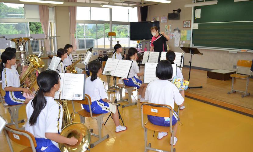 コンガを使った曲のたびに、近隣校から借用しなければいけません‥。