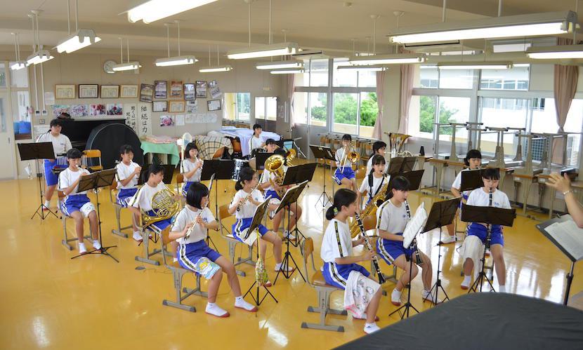 コンガを使った曲のたびに、近隣校から借用しなければいけません‥。