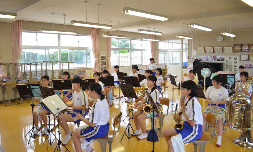 コンガを使った曲のたびに、近隣校から借用しなければいけません‥。