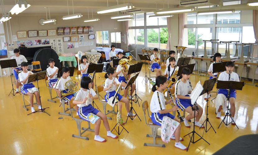 コンガを使った曲のたびに、近隣校から借用しなければいけません‥。