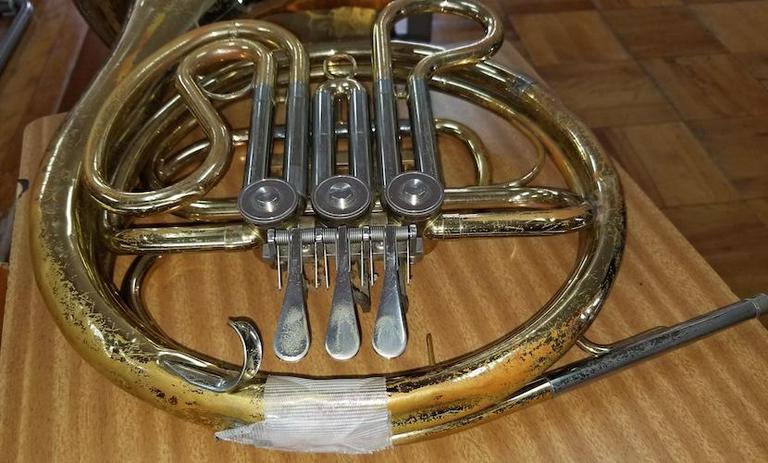 養生テープで修理したホルン‥。穴の開いていない楽器が吹きたい！