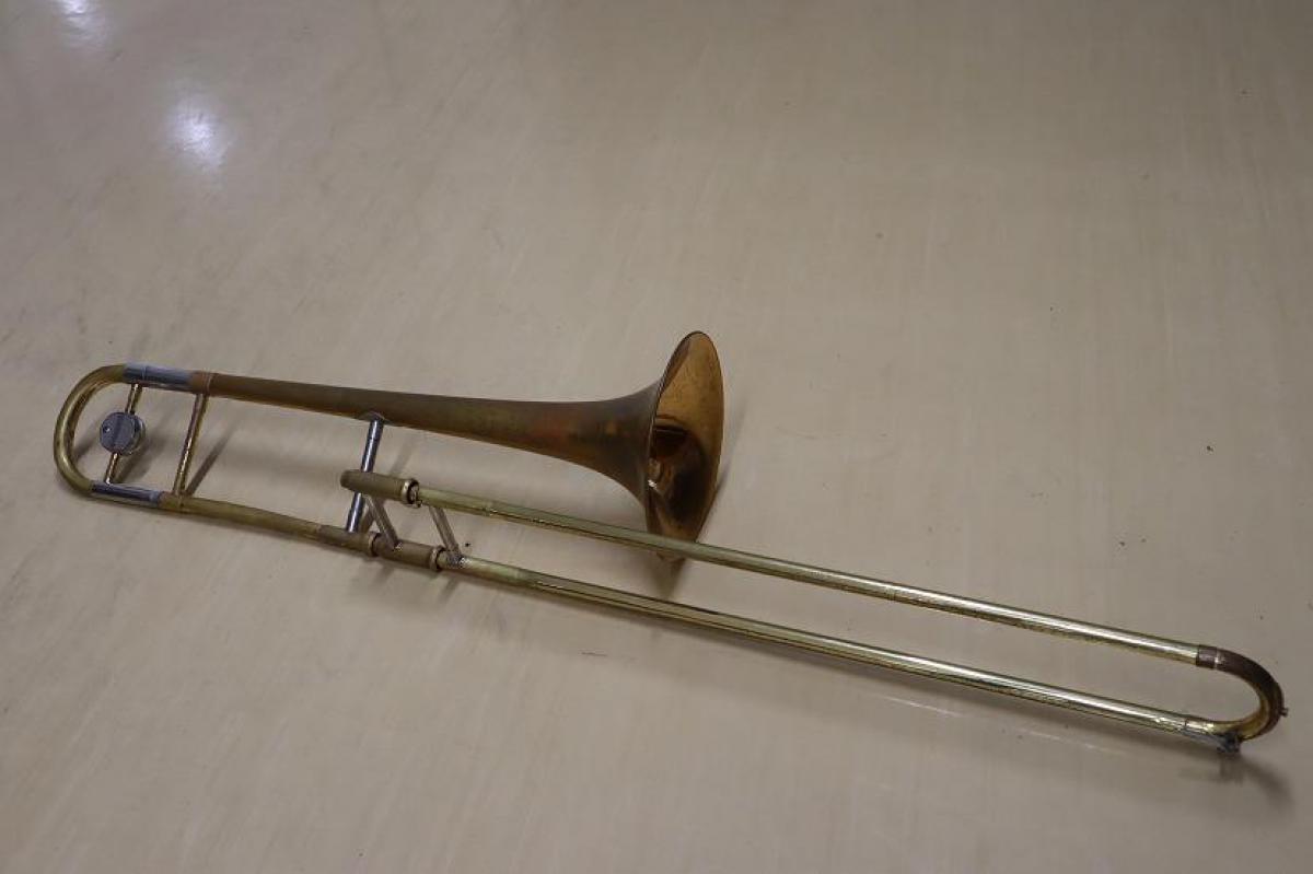 テナーバストロンボーン】昭和の代からあり、サビや塗装がはがれてい