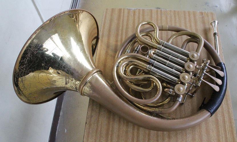 ずっと生徒たちを支えてきた穴だらけのホルン 良い音を奏でるため新しい楽器が欲しいです 寄附きぼう楽器 楽器寄附ふるさと納税
