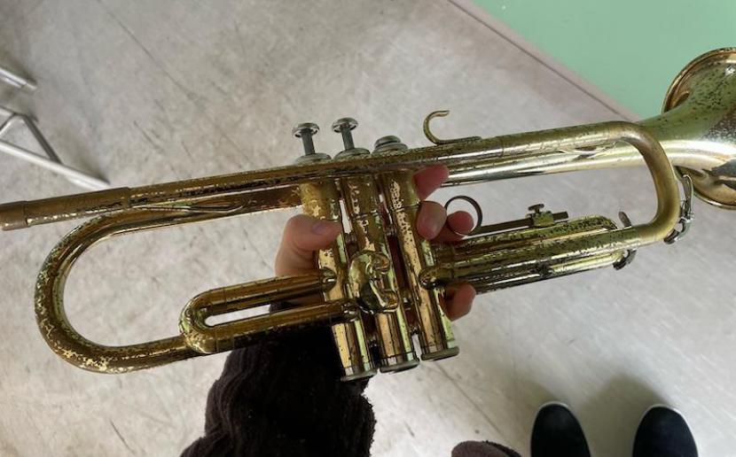 戻らなくなったピストン、楽器全体を覆いつくすサビ‥。動かせる管がほとんどなくなってしまったトランペット。