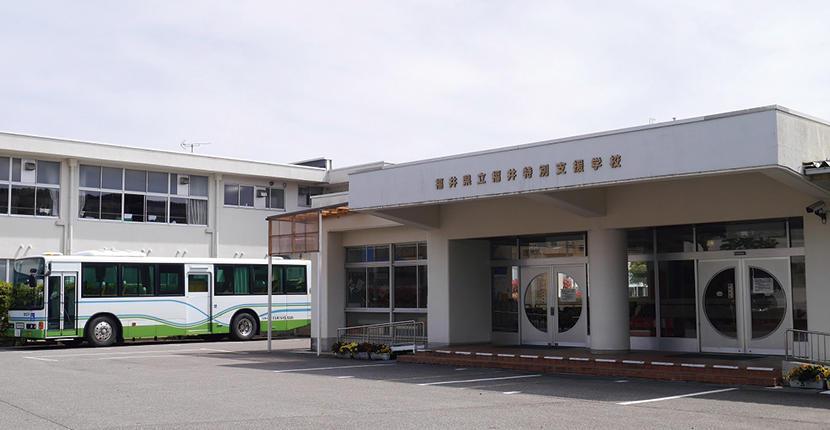 【福井県立福井特別支援学校】ギターが壊れて音が安定しません。響き合う弦の音を聴きたいです!!