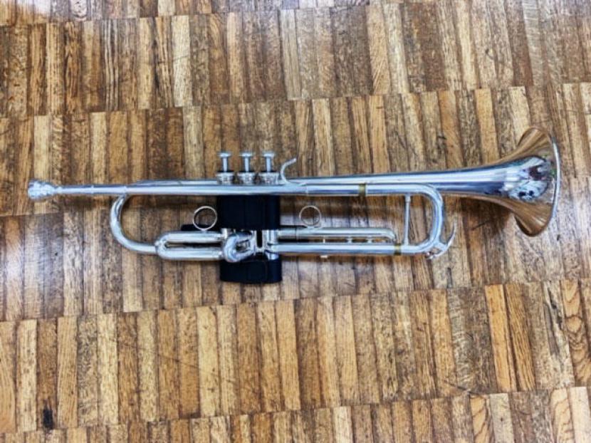 【フリューゲルホルン】老朽化が進み、管も曲がった時代物の楽器たち。音も出にくくもう限界です。修理するにも古すぎて部品が楽器屋さんにもありません