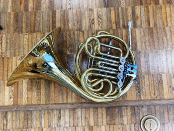 【フルダブルホルン】老朽化が進み、管も曲がった時代物の楽器たち。音も出にくくもう限界です。修理するにも古すぎて部品が楽器屋さんにもありません
