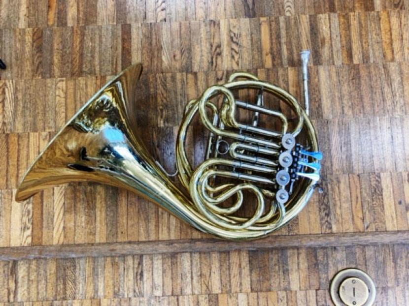 【フルダブルホルン】老朽化が進み、管も曲がった時代物の楽器たち。音も出にくくもう限界です。修理するにも古すぎて部品が楽器屋さんにもありません