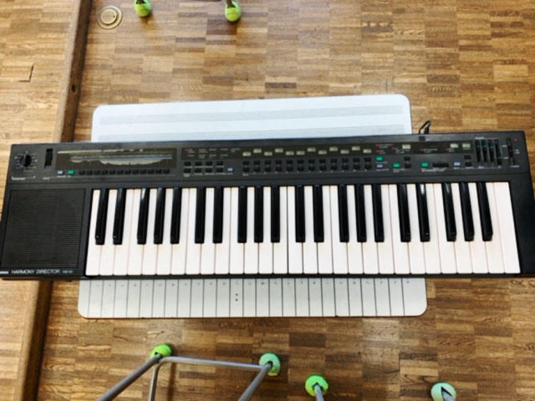 【ハーモニーディレクター】老朽化が進み、管も曲がった時代物の楽器たち。音も出にくくもう限界です。修理するにも古すぎて部品が楽器屋さんにもありません
