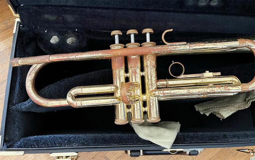 【トランペット】老朽化が進み、管も曲がった時代物の楽器たち。音も出にくくもう限界です。修理するにも古すぎて部品が楽器屋さんにもありません