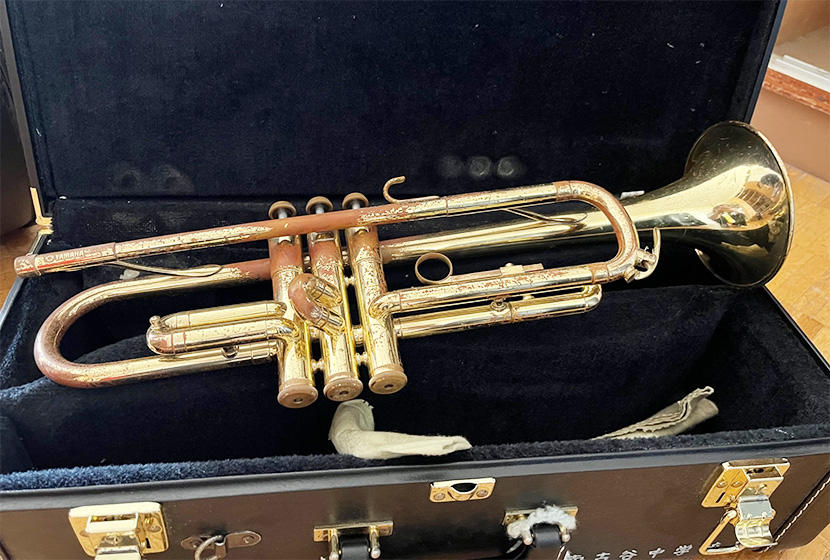 【トランペット】老朽化が進み、管も曲がった時代物の楽器たち。音も出にくくもう限界です。修理するにも古すぎて部品が楽器屋さんにもありません