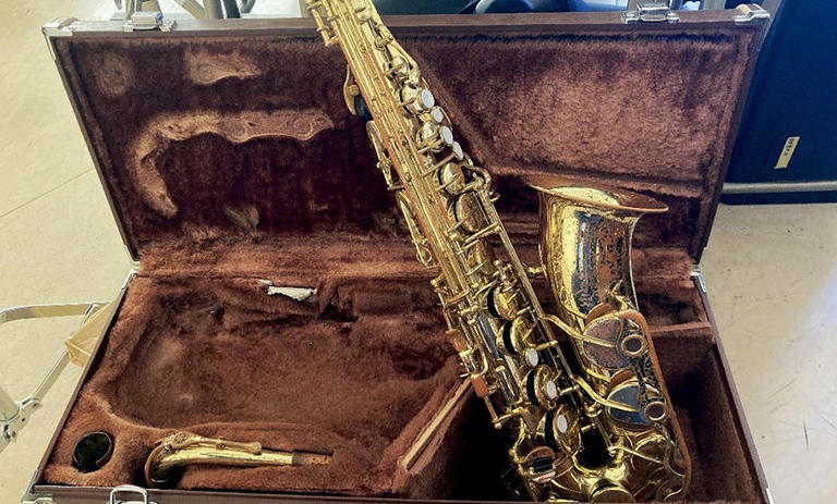 【アルトサックス】これまで何代もの吹奏楽部員によって吹き継がれてきた大切な楽器。何度も修理を繰り返した、そのアルトサックス