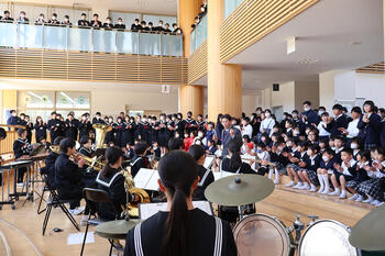 私たちの学校にはティンバレスがないので、近くの学校から借りています。