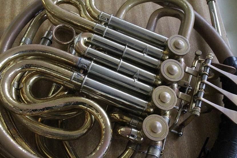 【ホルン】穴だらけのホルン。コンクールや演奏会で良い音を奏でるために、新しい楽器が欲しいです