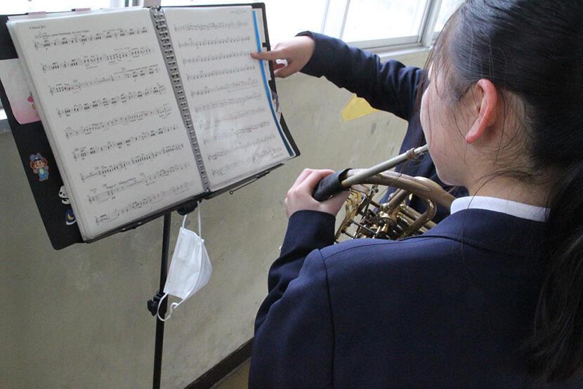【ホルン】穴だらけのホルン。コンクールや演奏会で良い音を奏でるために、新しい楽器が欲しいです