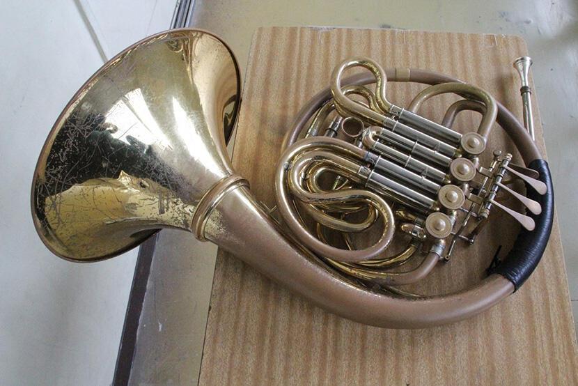 【ホルン】穴だらけのホルン。コンクールや演奏会で良い音を奏でるために、新しい楽器が欲しいです