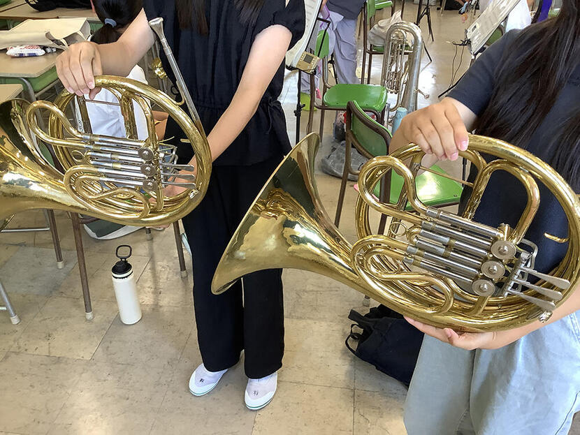 【フルダブルホルン】学校備品は経年劣化が激しく数もたりません。また初心者用の物は音程が合わせづらく思うような演奏ができません