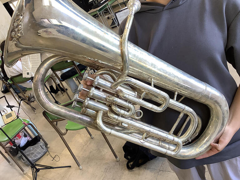 【ユーフォニアム（４本ピストン）】学校備品は初心者用の３本ピストンしかなく、音程が合わせづらいです
